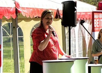 Ellen Raunsmed som taler 1. majs i hos FH i Christiansgave. Foto: Karl H. Bornhøft.