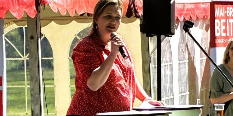 Ellen Raunsmed som taler 1. majs i hos FH i Christiansgave. Foto: Karl H. Bornhøft.