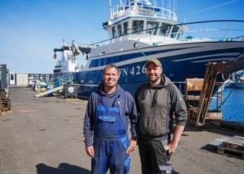 Makkerparret Anders Kaae Larsen (tv.) og Johnny Kjærsgaard Nielsen (th.) er overbeviste om, at skibet er en kæmpe opgradering. Foto: Fiskeri Tidende.