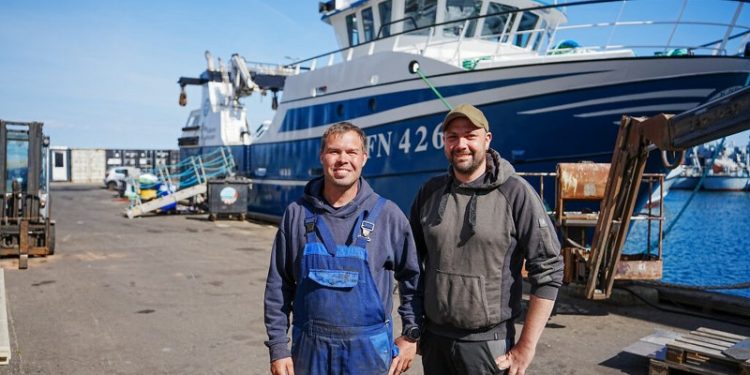 Makkerparret Anders Kaae Larsen (tv.) og Johnny Kjærsgaard Nielsen (th.) er overbeviste om, at skibet er en kæmpe opgradering. Foto: Fiskeri Tidende.