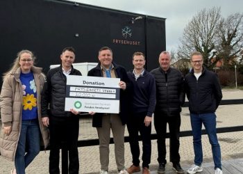 Casper Nissen Larsen og Oliver Karlborg fra Sparekassen Danmarks afdeling i Hjørring overrakte checken til Johan Kejser fra Frysehusets Venner. Foto: SDFV.
