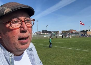 Klubbens blæksprutte Jørgen Iversen var en glad og tilfreds mand i det gode vejr ved den vellykkede Superlørdag hos Hirtshals Boldklub. Foto. Screendump.