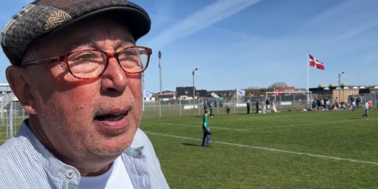 Klubbens blæksprutte Jørgen Iversen var en glad og tilfreds mand i det gode vejr ved den vellykkede Superlørdag hos Hirtshals Boldklub. Foto. Screendump.