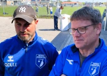 Steffen Rævskjær Ledet og Jesper Vandsted i snak med Niels Viberg. Foto: Screendump.