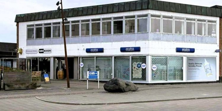 Hjørneejendommen ved Den Grønne Plads i Hirtshals. Foto: Niels Skipper.