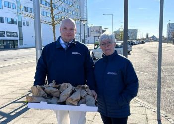 Byrådsmedlemmerne Annette Dyrbye Jensen og Andreas Huus Andersen fra Danmarksdemokraterne med hveder på store bededag i Hjørring. Foto: Monica Knudsen.