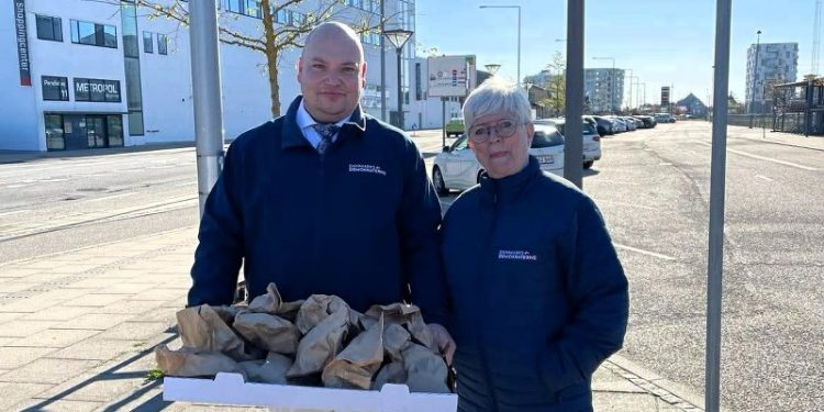 Byrådsmedlemmerne Annette Dyrbye Jensen og Andreas Huus Andersen fra Danmarksdemokraterne med hveder på store bededag i Hjørring. Foto: Monica Knudsen.