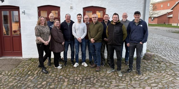 Den nye bestyrelse bestående af (fra venstre mod højre): Annelise Damsgaard - Sekretær, Kaj Hyldgaard - Suppleant, Annika Rasmussen, Henrik Christensen - Næstformand, Anders Frederiksen, Niels Henrik Nielsen, Anders Kragh, Finn Laursen, Nicolai Sørensen - Formand, Erik Balle - Suppleant, Thomas Houen - Kasserer. Foto: Vrå Beboer- og Erhvervsforening.