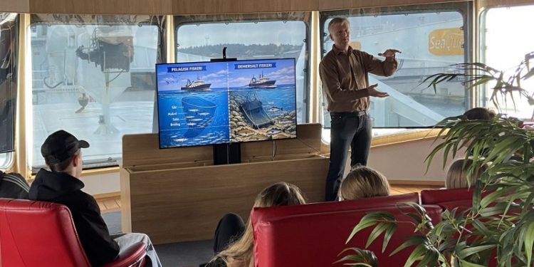 Reder Karsten Mølgaard fortalte om fiskeriet med HG 333 Isafold. Foto: Anette H. Sørensen.