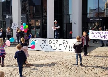 Jesper Kjærgaard taler ved en demonstration på Springvandspladsen i Hjørring. Foto: Privat.