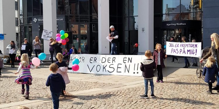 Jesper Kjærgaard taler ved en demonstration på Springvandspladsen i Hjørring. Foto: Privat.