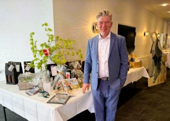 Jimmy Møller var for én gangs skyld ikke i arbejdstøjet, men i sit stiveste puds, da han fredag eftermiddag tog imod gæsterne på Vendelbohus. Foto: Niels Skipper.