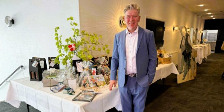 Jimmy Møller var for én gangs skyld ikke i arbejdstøjet, men i sit stiveste puds, da han fredag eftermiddag tog imod gæsterne på Vendelbohus. Foto: Niels Skipper.