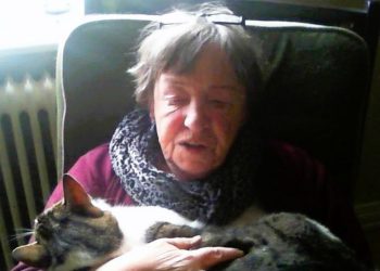 Jutta med kat i favnen. Foto: Privat.