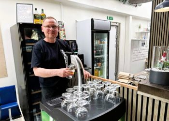 Mads Kjær ved det nye fadølsanlæg i Kødboxen. Foto: Niels Skipper.