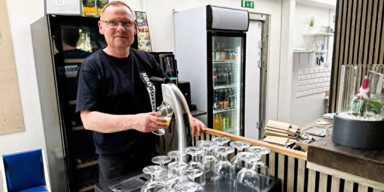 Mads Kjær ved det nye fadølsanlæg i Kødboxen. Foto: Niels Skipper.
