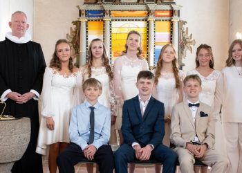 Sognepræst René Højgaard Olsen med konfirmanderne i Bindslev Kirke. Foto: Kurt Sørensen.