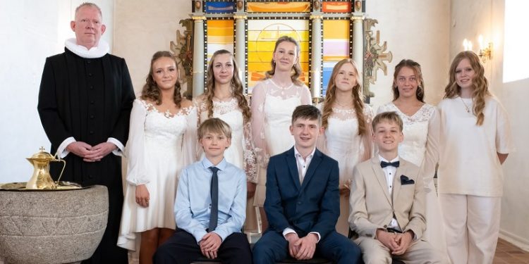 Sognepræst René Højgaard Olsen med konfirmanderne i Bindslev Kirke. Foto: Kurt Sørensen.