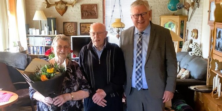 Anni og Henning Nielsen fik i anledning af krondiamantbrylluppet besøg af borgmester Søren Smalbro. Foto: Ole-Vagn Larsen.