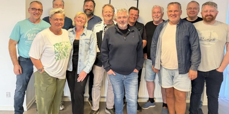 Bestyrelsen består fra venstre af
Bertel Thomsen, Henrik Vestergaard, Karina Schrøder Nielsen, Charlotte Back Justesen, Bo Niebuhr, Jens Kohno Andersen, Claus Neve Olsen, Brian Lundtoft, Niels Viberg, Claus Justesen, Rasmus Jespersen og Michael Sprøgel. Foto: MUT.