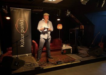 Forfatter Mads Nygaard på scenen i Bjergby. Foto: Henrik Simonsen.