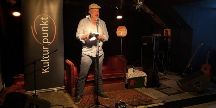 Forfatter Mads Nygaard på scenen i Bjergby. Foto: Henrik Simonsen.