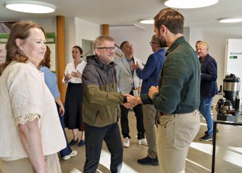 Naturmødechef Leif Lund Jakobsen hilser på deltagere ved Erhverv Hjørrings
morgenmøde hos Nordsøen Forskerpark under Naturmødet 2026 i Hirtshals.
Foto: Hans Ravn.