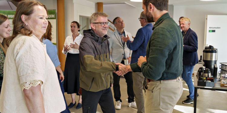 Naturmødechef Leif Lund Jakobsen hilser på deltagere ved Erhverv Hjørrings
morgenmøde hos Nordsøen Forskerpark under Naturmødet 2026 i Hirtshals.
Foto: Hans Ravn.