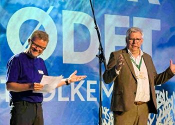 Naturmødechef Leif Lund Jakobsen og borgmester Søren Smalbro smilede om kap med solen udenfor Thunderdome på Sydvestkajen ved åbningen af Naturmødet 2026 i Hirtshals. Foto: Niels Skipper.