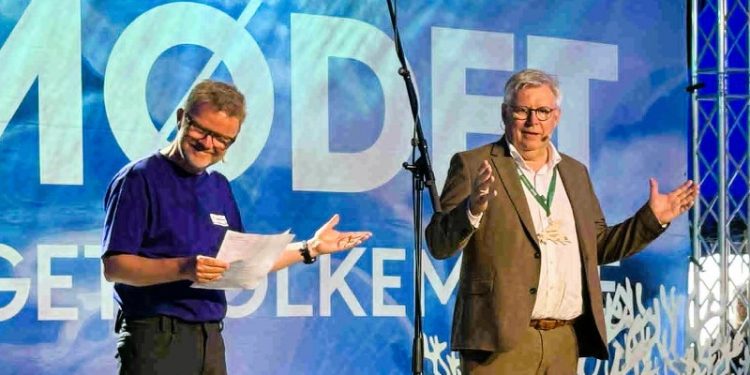 Naturmødechef Leif Lund Jakobsen og borgmester Søren Smalbro smilede om kap med solen udenfor Thunderdome på Sydvestkajen ved åbningen af Naturmødet 2026 i Hirtshals. Foto: Niels Skipper.
