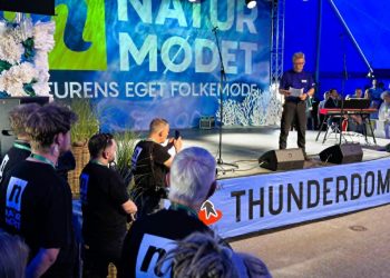 Naturmødechef Leif Lund Jakobsen bød velkommen til åbningen af Naturmødet 2026. Foto: Niels Skipper.