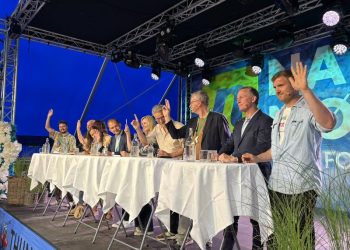 På scenen i Thunderdome mødtes politikere fra hele spektret for at diskutere natur og biodiversitet midt i en politisk tid, hvor meget stadig er i bevægelse. Foto: Naturmødet.