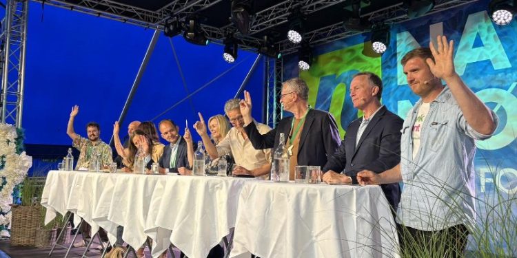 På scenen i Thunderdome mødtes politikere fra hele spektret for at diskutere natur og biodiversitet midt i en politisk tid, hvor meget stadig er i bevægelse. Foto: Naturmødet.