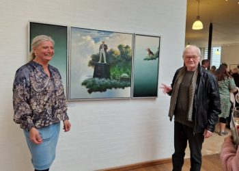 Felicia Bech Lillelund, datter af Poul Anker Bech, sammen med forfatter Peter Mouritzen foran værket “Motiv fra Petershave”. Foto: Privat.