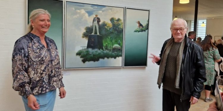 Felicia Bech Lillelund, datter af Poul Anker Bech, sammen med forfatter Peter Mouritzen foran værket “Motiv fra Petershave”. Foto: Privat.