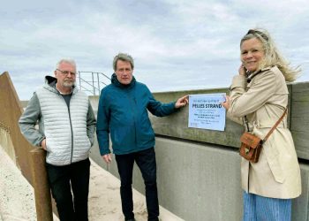 Per Windahl Jensen fra Hotel Hirtshals flankeret af teknisk chef Peter Ydesen fra Hirtshals Havn og turistchef Laila Zielke ved afsløringen af skiltet for Pelles Strand. Foto: Niels Skipper.