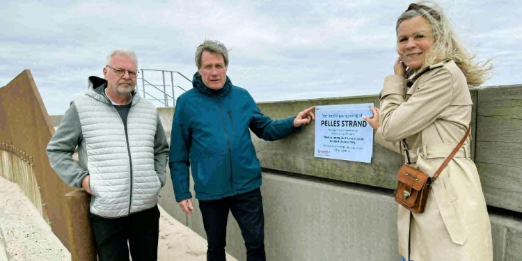 Per Windahl Jensen fra Hotel Hirtshals flankeret af teknisk chef Peter Ydesen fra Hirtshals Havn og turistchef Laila Zielke ved afsløringen af skiltet for Pelles Strand. Foto: Niels Skipper.