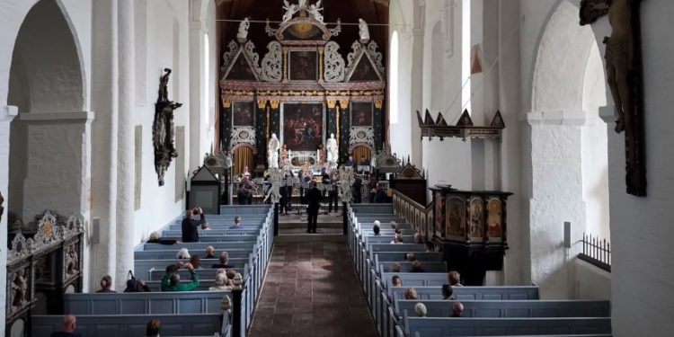 Her er det ikke en orgelmatié, men Prinsens Musikkorps, som den 2. juli gav koncert på Børglum Kloster. Foto: Hans-Henrik Rottbøll.