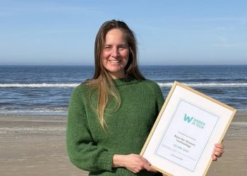 Signe Simonsen med legatet fra Women in Tech Denmark. Foto: Race for Oceans.
