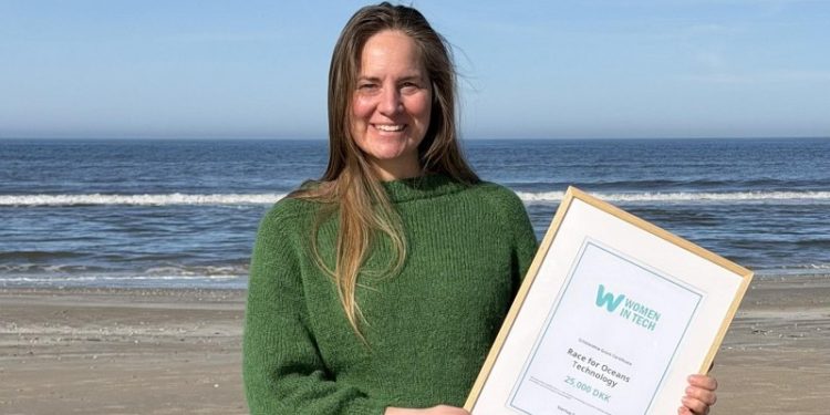Signe Simonsen med legatet fra Women in Tech Denmark. Foto: Race for Oceans.