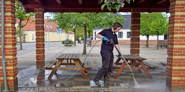 De mørke og lyse fliser i Torvehuset, som danner et skakbræt, bliver spulet, så det karakteristiske skakternede mønster igen træder tydeligt og indbydende frem. Foto: Helge Jensen.