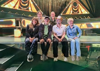Revyholdet på scenekanten foran den fascinerende flotte scenografi på Vendsyssel Teater. Foto: Elling.