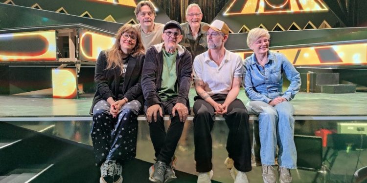 Revyholdet på scenekanten foran den fascinerende flotte scenografi på Vendsyssel Teater. Foto: Elling.