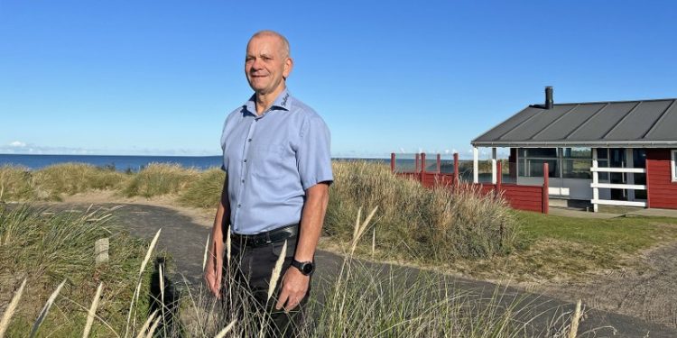 Afgående direktør Jørgen Høll i det naturskønne område ved Skallerup Seaside Resort. Foto: Skallerup.