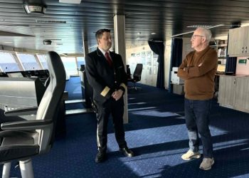 Hotelchef René Mosbæk og handelschef Per Martensen på broen om bord på Stavangerfjord. Foto: Niels SKipper.