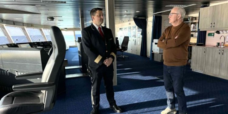 Hotelchef René Mosbæk og handelschef Per Martensen på broen om bord på Stavangerfjord. Foto: Niels SKipper.