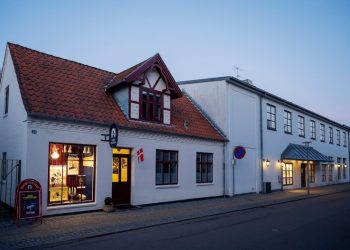Teaterbutikken ligger klos op ad Vendelbohus, som huser Hjørring Teater. Foto: Hjørring Teater.