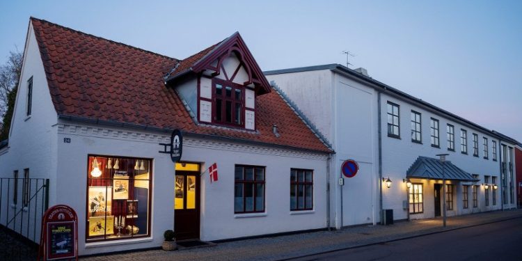 Teaterbutikken ligger klos op ad Vendelbohus, som huser Hjørring Teater. Foto: Hjørring Teater.