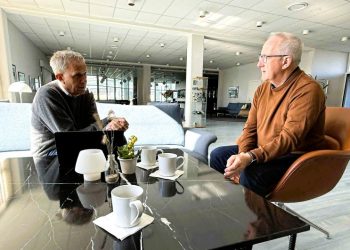 Producer Thomas Heinesen fra Nordisk Film i snak med handelschef Per Martensen  hos Montra Skaga Hotel i Hirtshals. Foto: Niels Skipper.