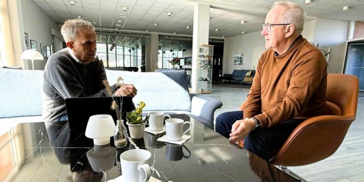 Producer Thomas Heinesen fra Nordisk Film i snak med handelschef Per Martensen  hos Montra Skaga Hotel i Hirtshals. Foto: Niels Skipper.